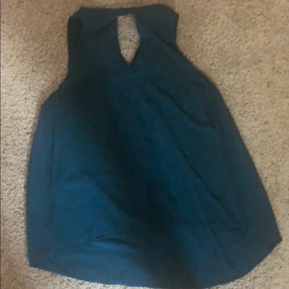 Cute top with cut out in neck!